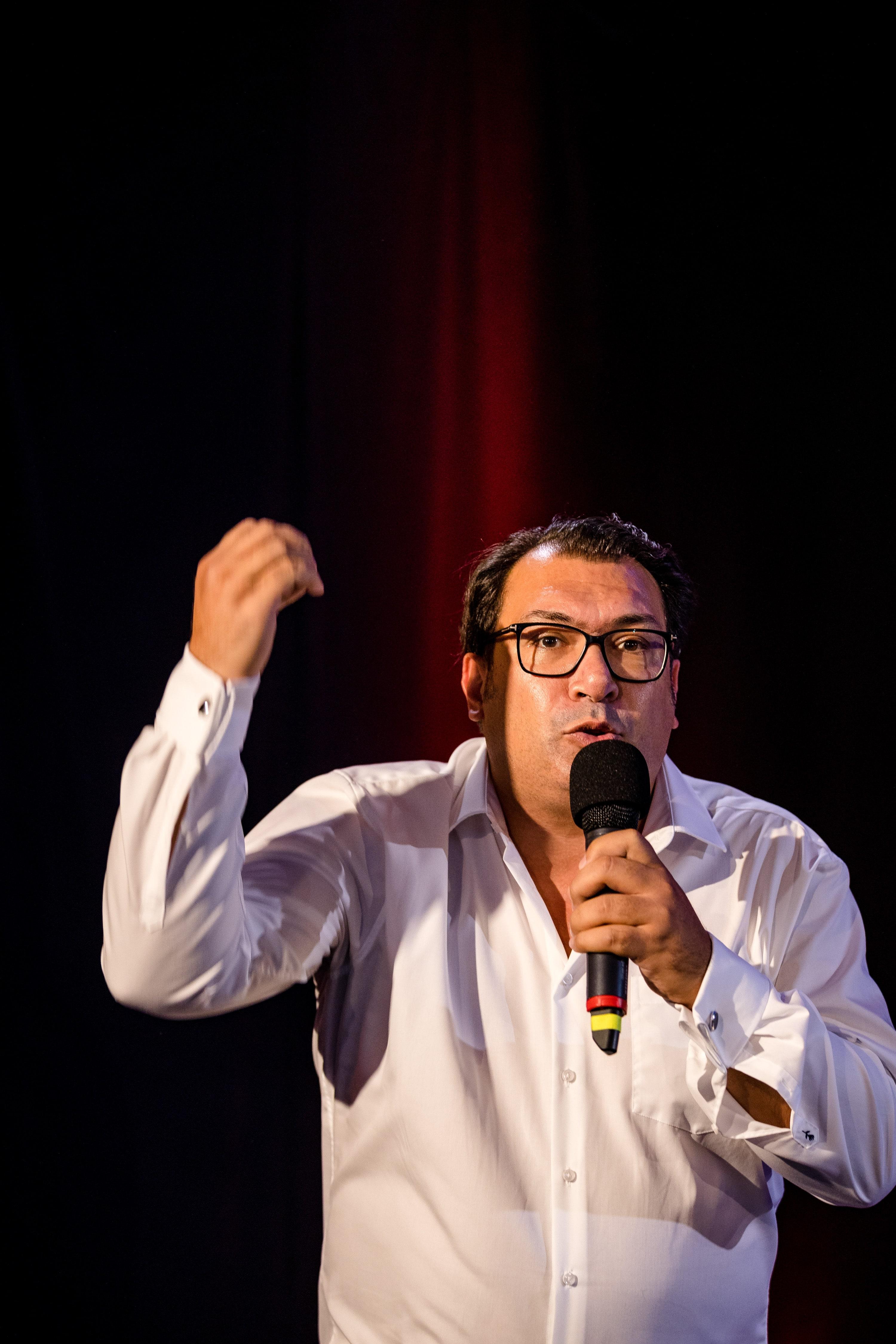 Salvatore Caserta als Speaker auf der Bühne